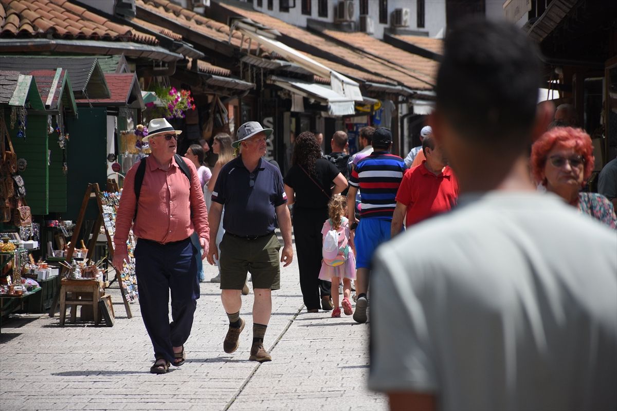 Mnogi su spas od vrućina pronašli u sarajevskim lokalima i restoranima gdje mogu uživati u ukusnoj hrani i ispijanju poznate bosanske kafe.