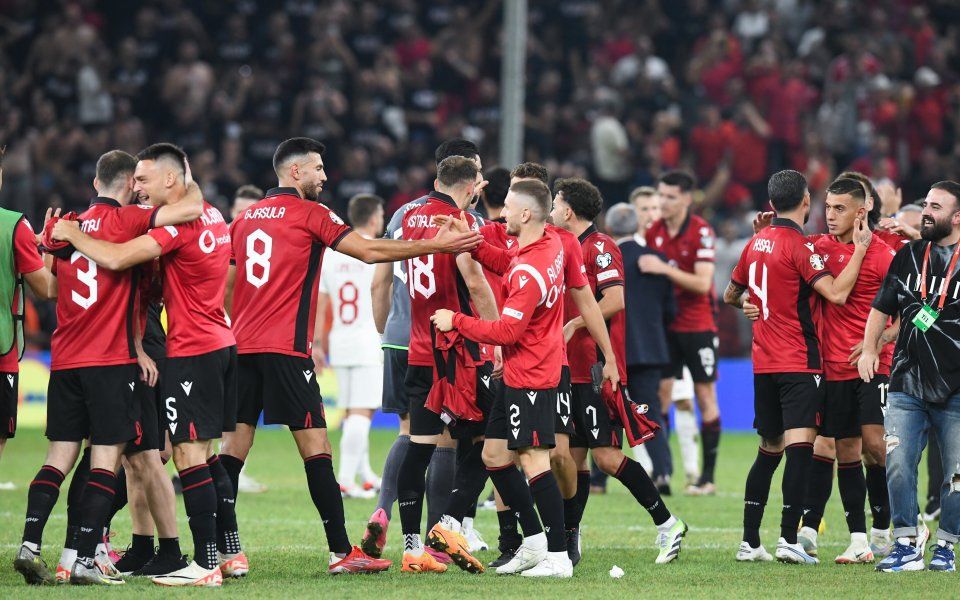 Jedan navijač utrčao je na teren u završnici sinoćnje utakmice protiv Italije, u kojoj je Albanija poražena 1:2