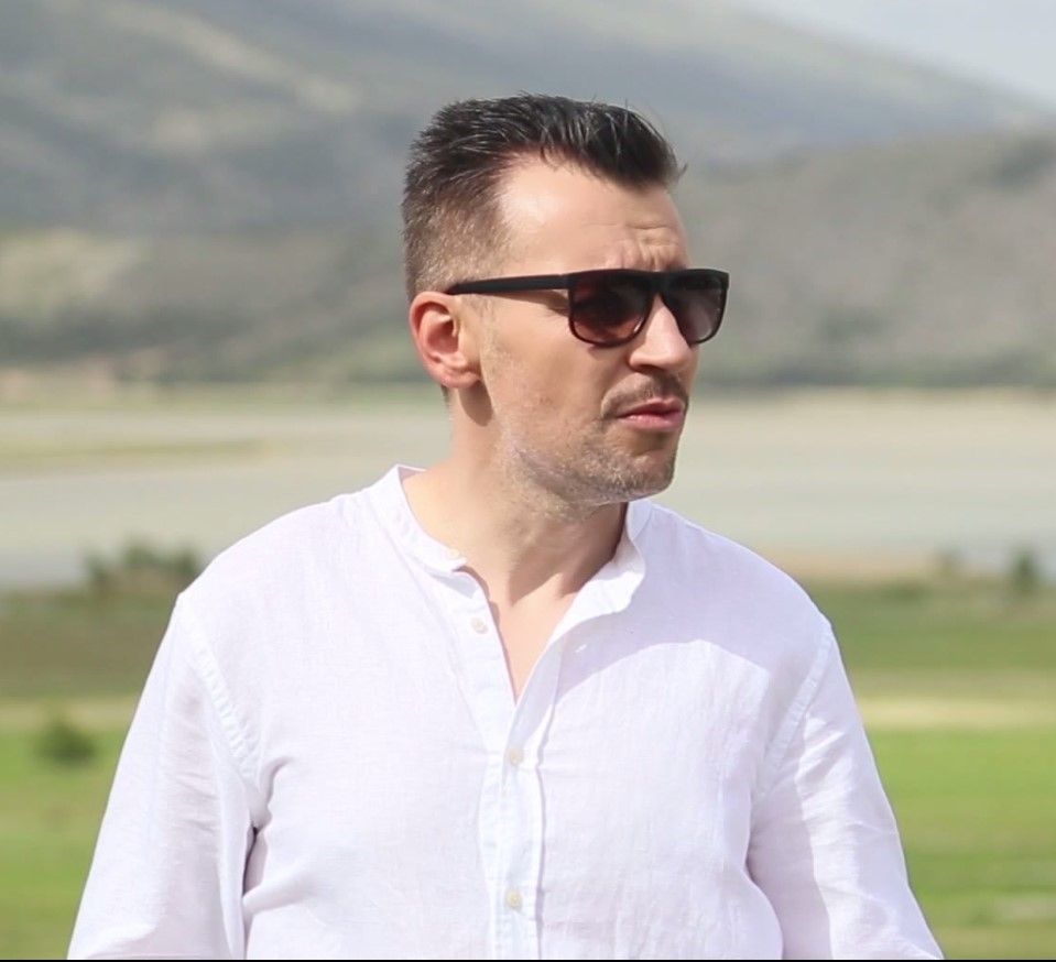 Fantastičan spot u zelenoj i modroj oazi Jablaničkog jezera radio je režiser Anis Mujanović, pod izdavačkom palicom Hayat Produkcije.