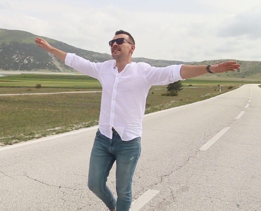 Fantastičan spot u zelenoj i modroj oazi Jablaničkog jezera radio je režiser Anis Mujanović, pod izdavačkom palicom Hayat Produkcije.