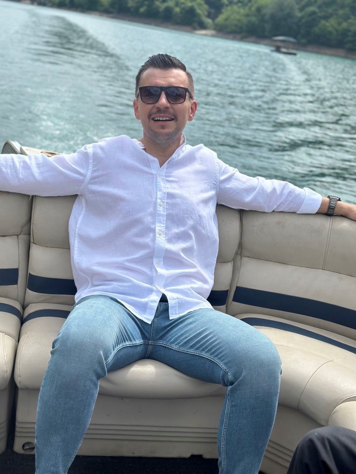 Fantastičan spot u zelenoj i modroj oazi Jablaničkog jezera radio je režiser Anis Mujanović, pod izdavačkom palicom Hayat Produkcije.