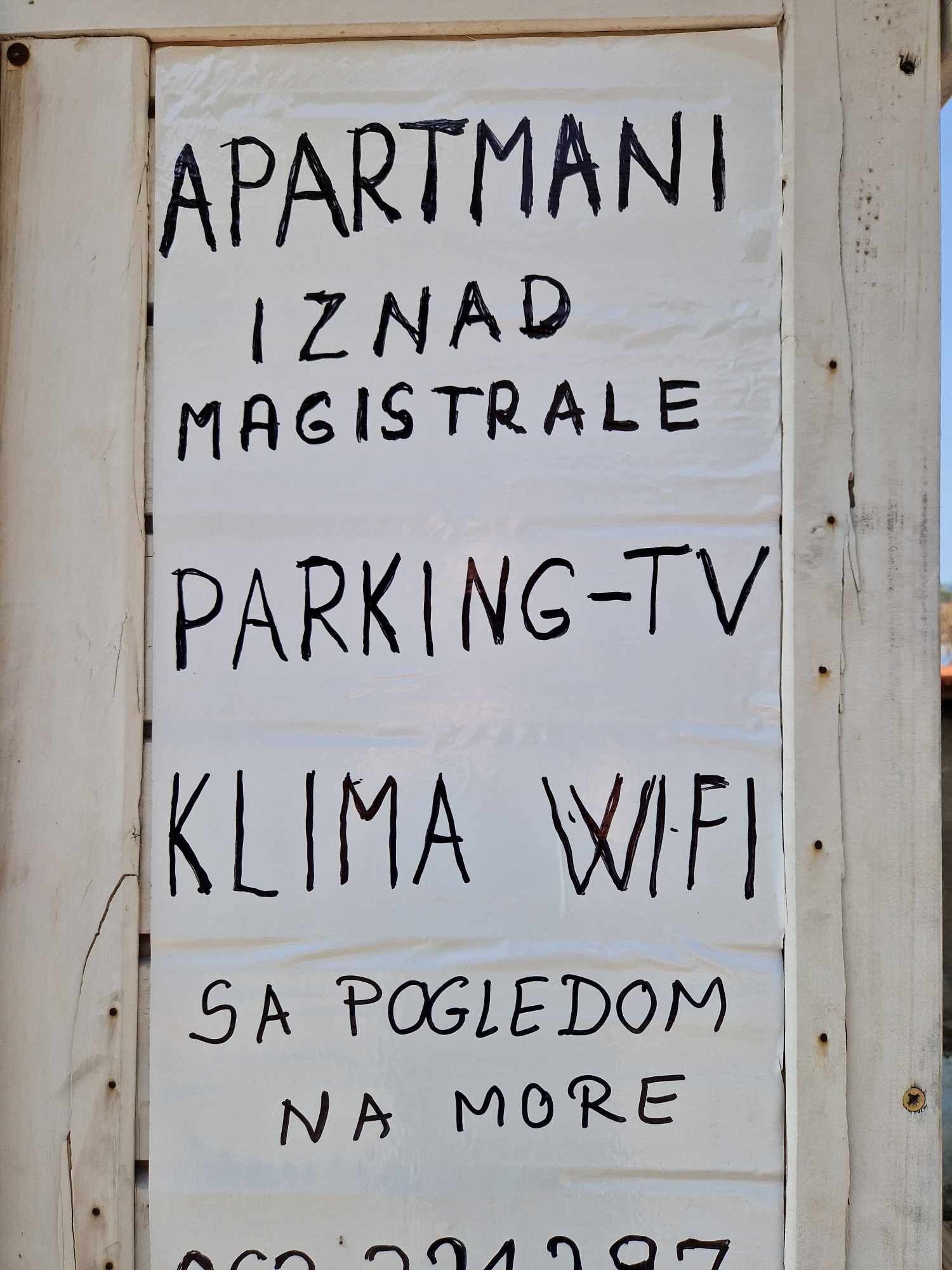 Iz godine u godinu traži se mjesto više, tako da su i cijene iznajmljivanja privatnih apartmana ili soba u hotelima porasle.
