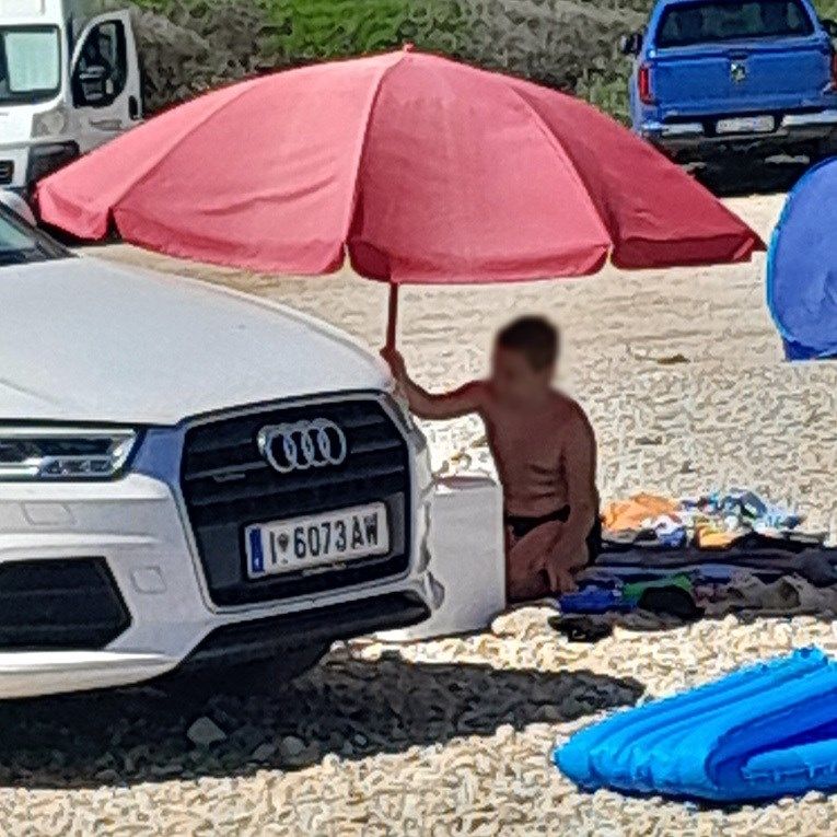 Audi parkirao na plaži metar od mora, kupači negodovali