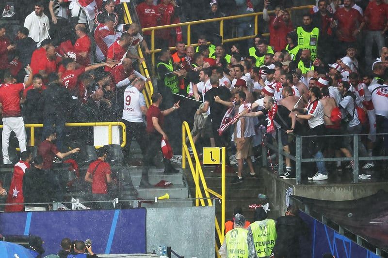 Navijači dvije reprezentacije su se sukobili na tribinama, a snimci koji su se pojavili pokazuju da je riječ o žestokom sukobu.