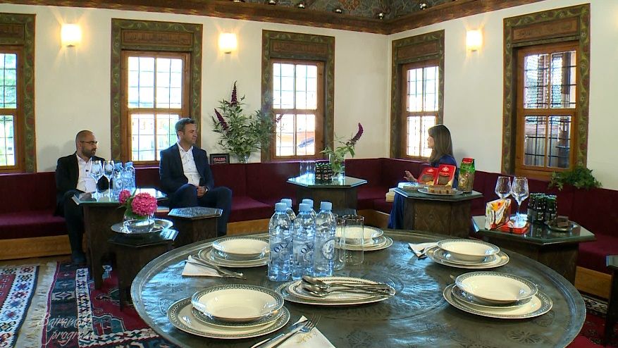 
Bajramski ručak je vrijeme kada se okuplja porodica, kada bismo svi trebali da budemo zajedno za okruglim stolom