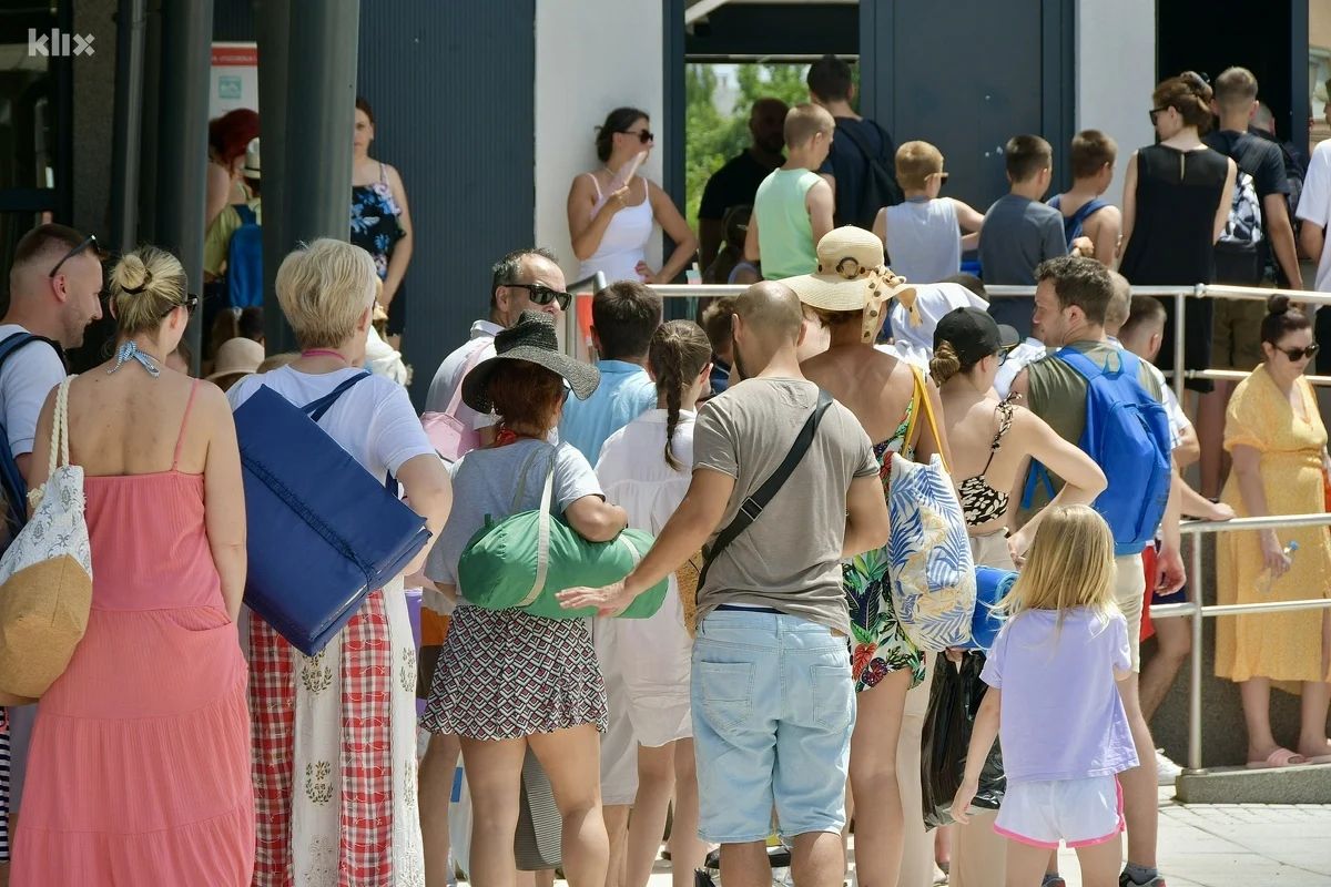 Cijena porodične ulaznice za dvoje i više djece do 14 godina uz pratnju roditelja je 20 KM.
