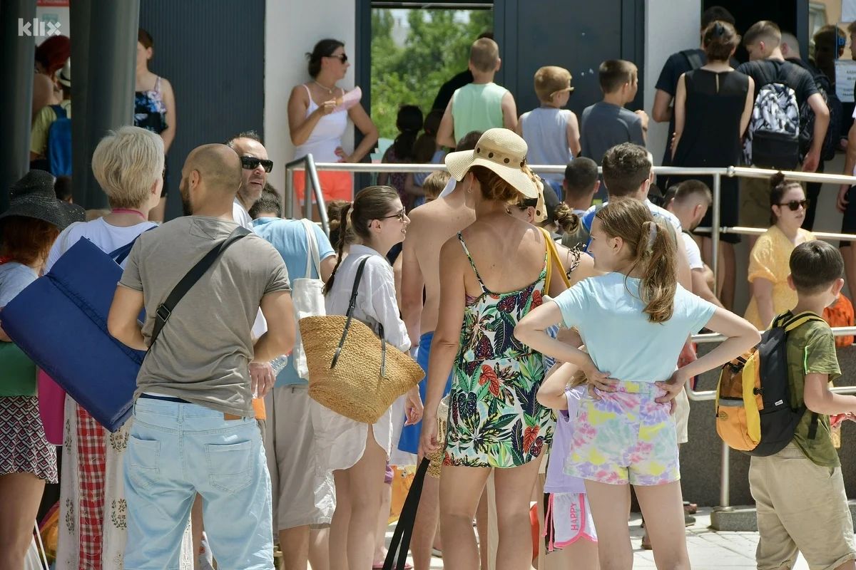 Cijena porodične ulaznice za dvoje i više djece do 14 godina uz pratnju roditelja je 20 KM.