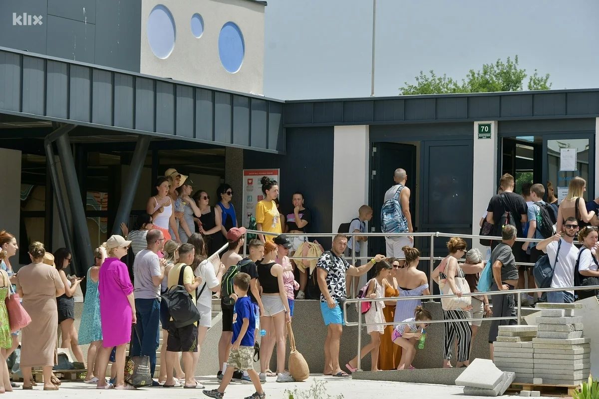 Cijena porodične ulaznice za dvoje i više djece do 14 godina uz pratnju roditelja je 20 KM.