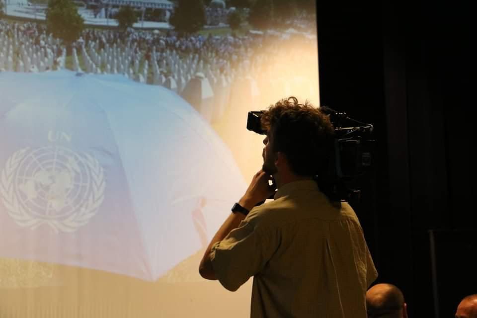 Događaj je počeo prijemom i otvorenjem izložbe koja sadrži fotografije, dokumente i predmete vezane za genocid u Srebrenici
