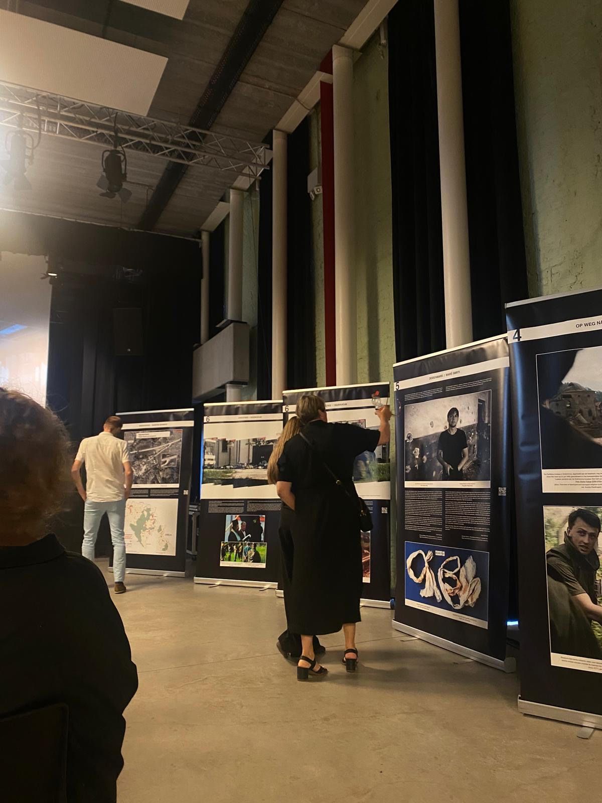Događaj je počeo prijemom i otvorenjem izložbe koja sadrži fotografije, dokumente i predmete vezane za genocid u Srebrenici