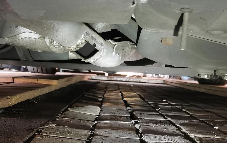 Uočene su i druge neovlašćene modifikacije BMW-a: zadnja svetla su ofarbana u tamnu boju, a treće stop svjetlo prekriveno je tamnom folijom.