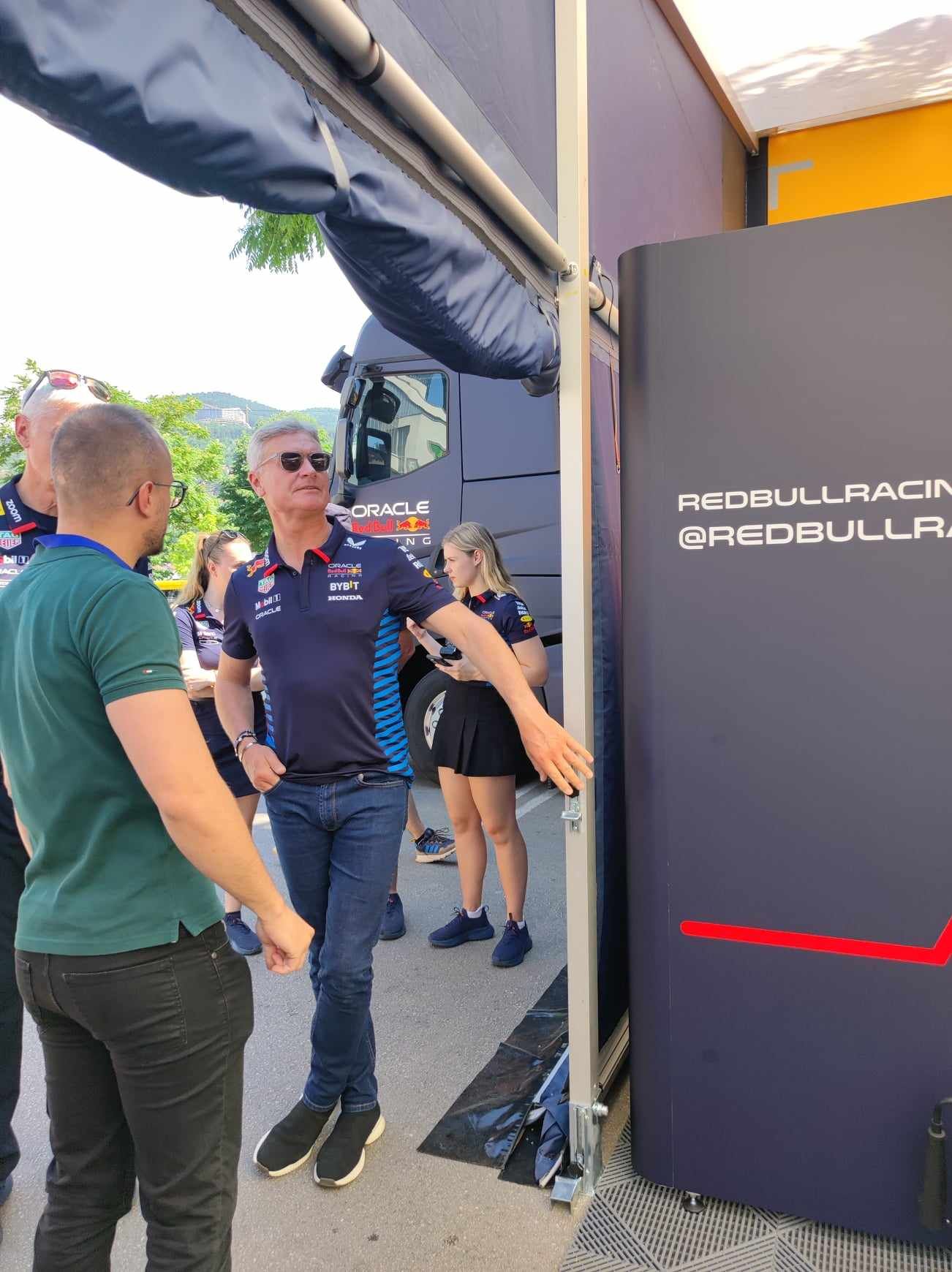 Snažni V8 motor odjekivao je između zgrada u centru Sarajeva