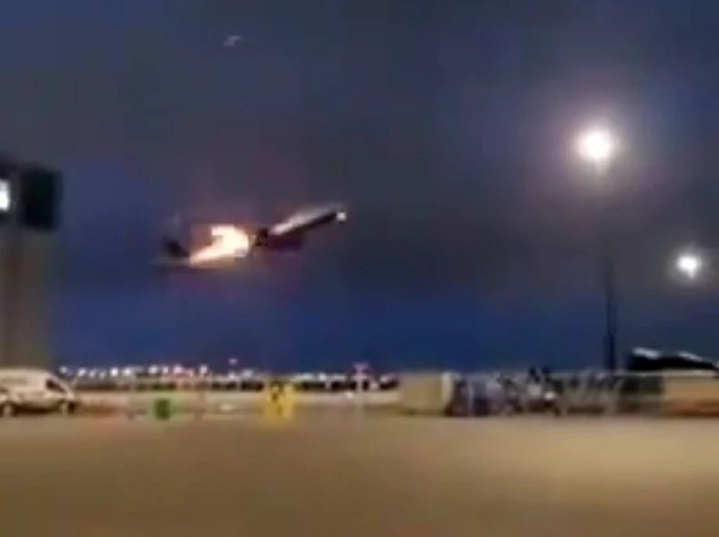 Svjedoci na zemlji mogli su da vide višestruke bljeskove svjetlosti skoro odmah nakon što je avion poletio