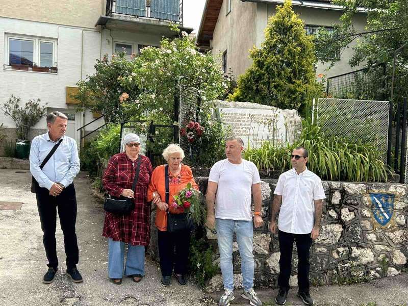 U dvorištu kuće porodice Bojadži, ubijena su braća Mirza (12) i Fehim (17), te njihova rodica Amina Bojadži (14). Osim njih, poginuo je i mladić Sakib Prašović koji je imao 24 godi
