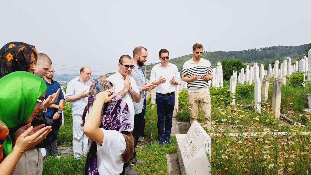 U dvorištu kuće porodice Bojadži, ubijena su braća Mirza (12) i Fehim (17), te njihova rodica Amina Bojadži (14). Osim njih, poginuo je i mladić Sakib Prašović koji je imao 24 godi