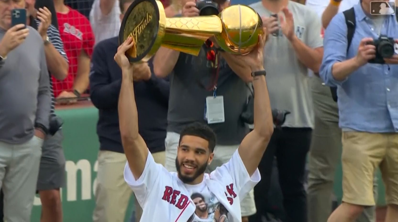 Celticsi pokazali šampionski trofej na utakmici MLB lige i oduševili navijače