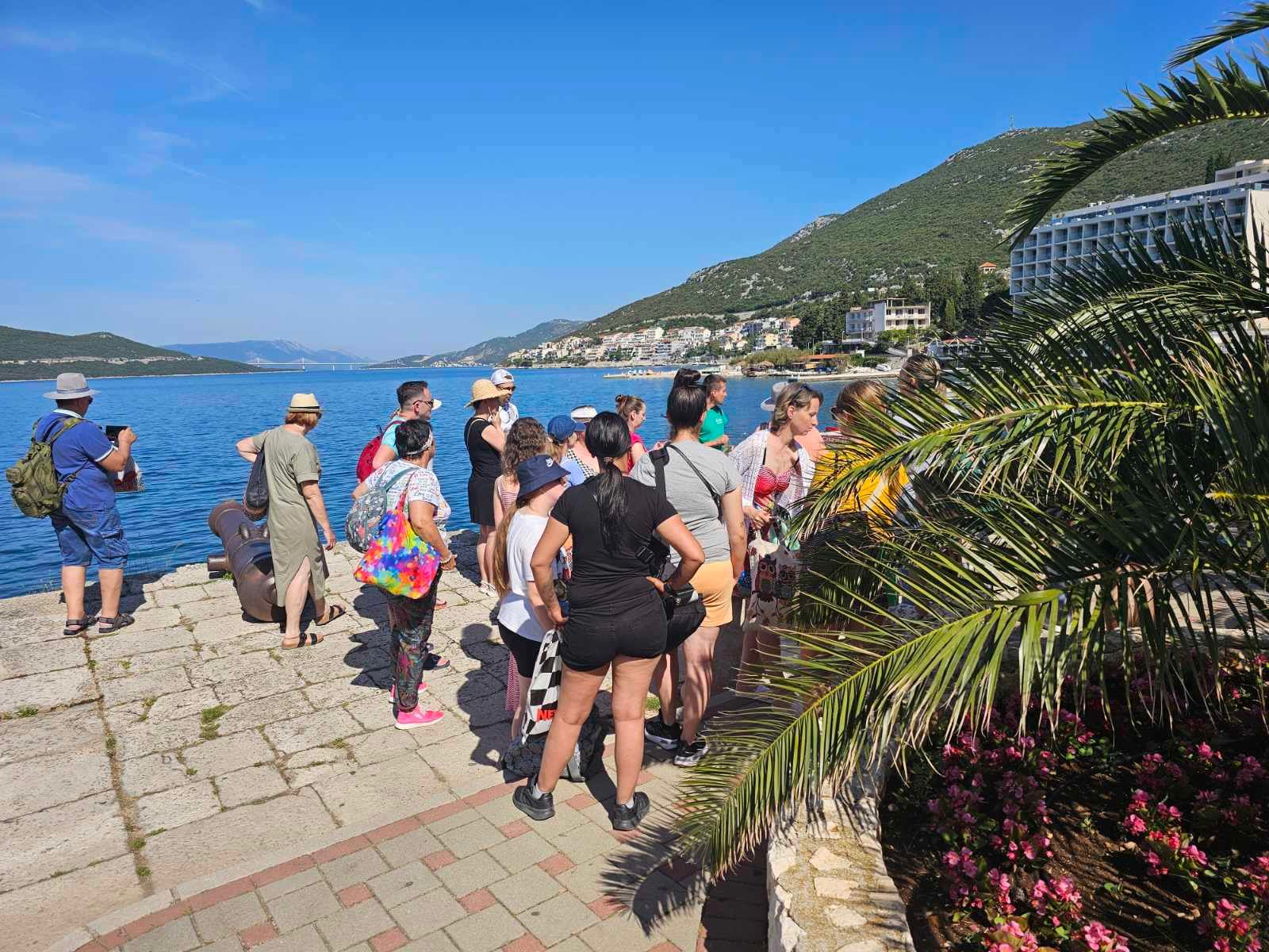 Brojni turisti za vikend stigli u Neum, evo kakve su cijene hrane i pića