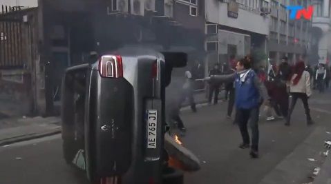 Demonstranti - koji kažu da će mjere povrijediti milione Argentinaca - bacali su benzinske bombe i kamenje, zapalivši jedan automobil