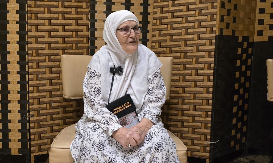 Ona s ponosom priča i da su je na hadž poslala djeca, dva sina, kćerka i unučad