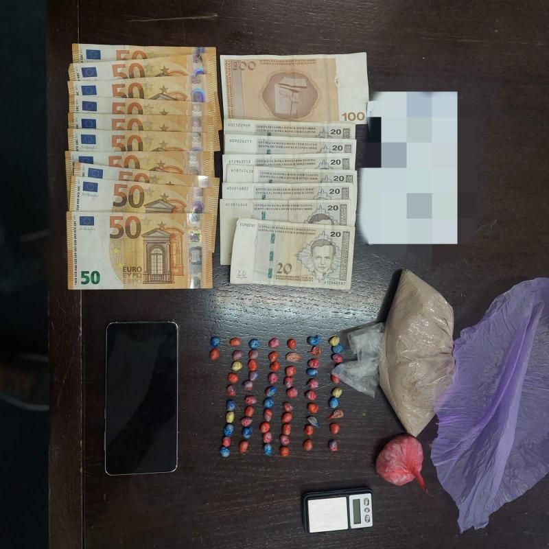 S ciljem dokumentovanja krivičnih djela neovlaštenog prometa opojnim drogama, slobode je lišen A.R. iz Sarajeva