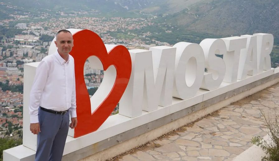 Dugi niz godina angažovan je kao profesor na Građevinskom fakultetu, a istovremeno je i uspješan poduzetnik u realnom sektoru