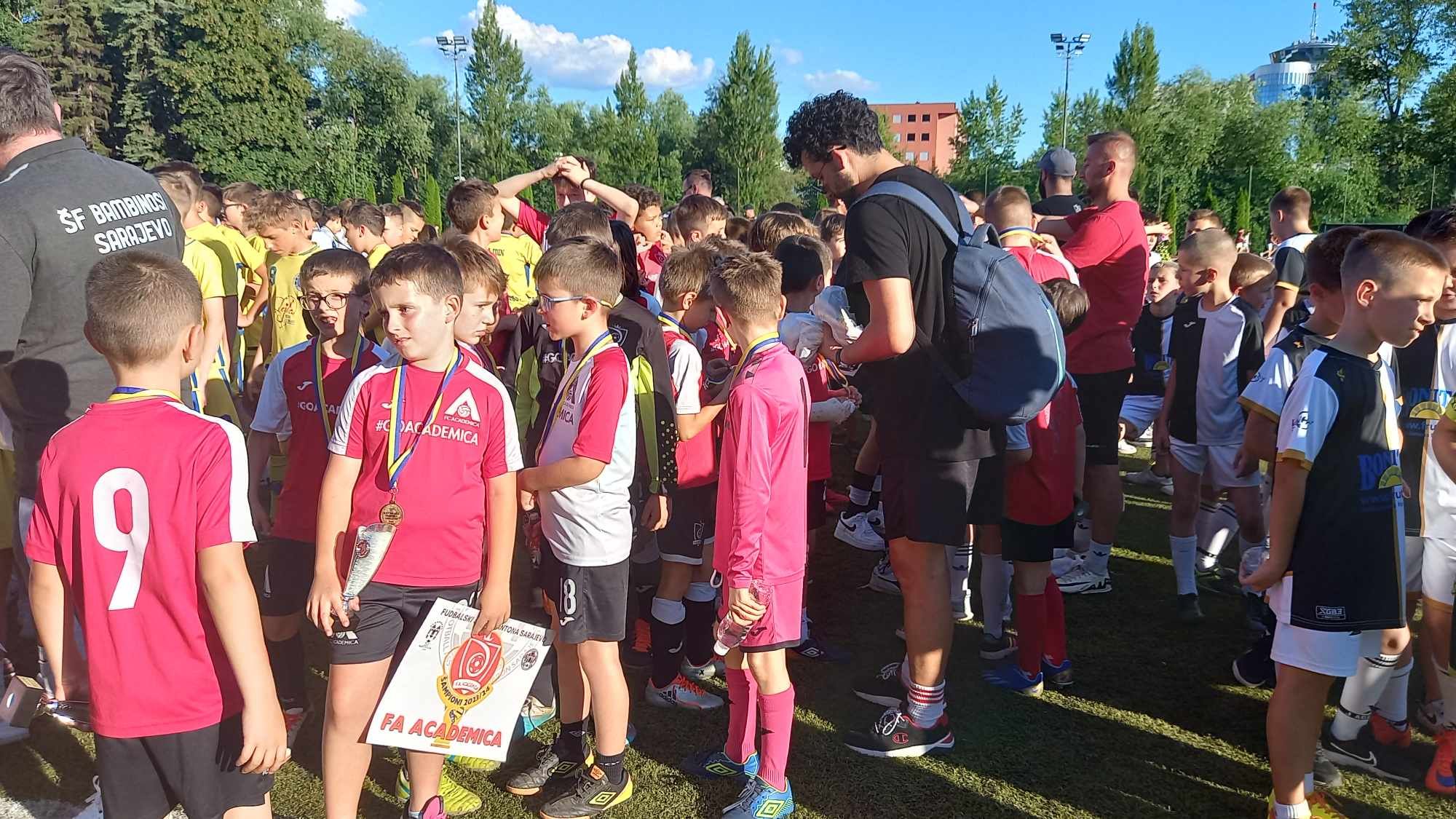 Nagrađeni su svi fudbalski klubovi i škole fudbala, čije su selekcije učestvovale
