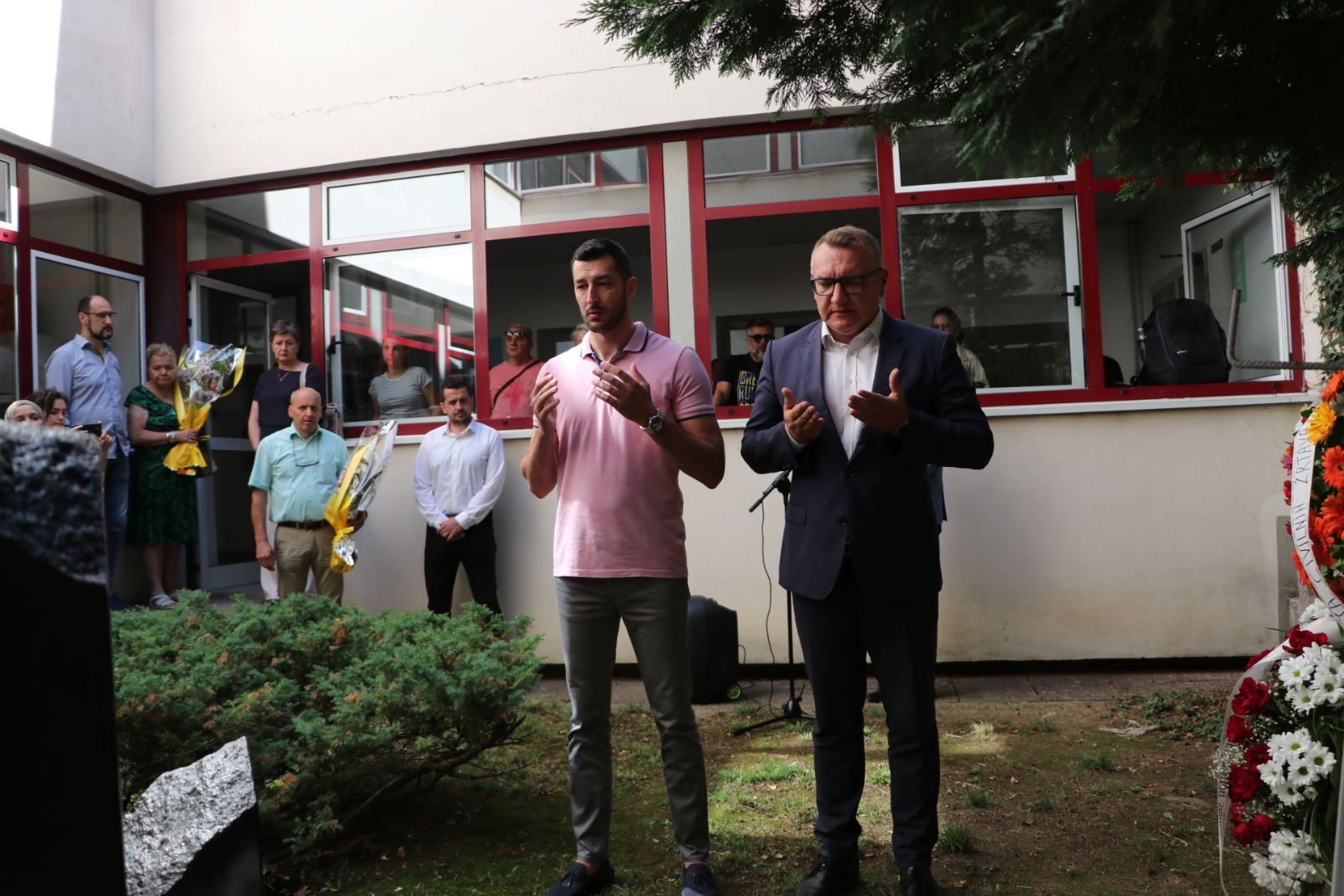 Na spomen-obilježju su napisana i imena Denisa Bosankića i Mirsada Hodžića, učenika ove škole koji su ubijeni tokom agresije na Dobrinji.
