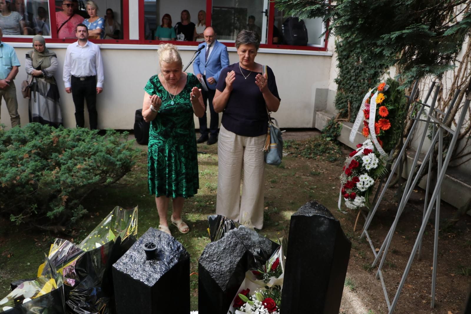 Na spomen-obilježju su napisana i imena Denisa Bosankića i Mirsada Hodžića, učenika ove škole koji su ubijeni tokom agresije na Dobrinji.
