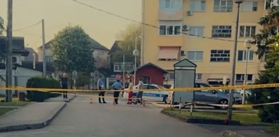 – Nepomičnog muškarca, koji je bio sav krvav i izranjavan, jutros je oko pet časova ujutro pronašao portir