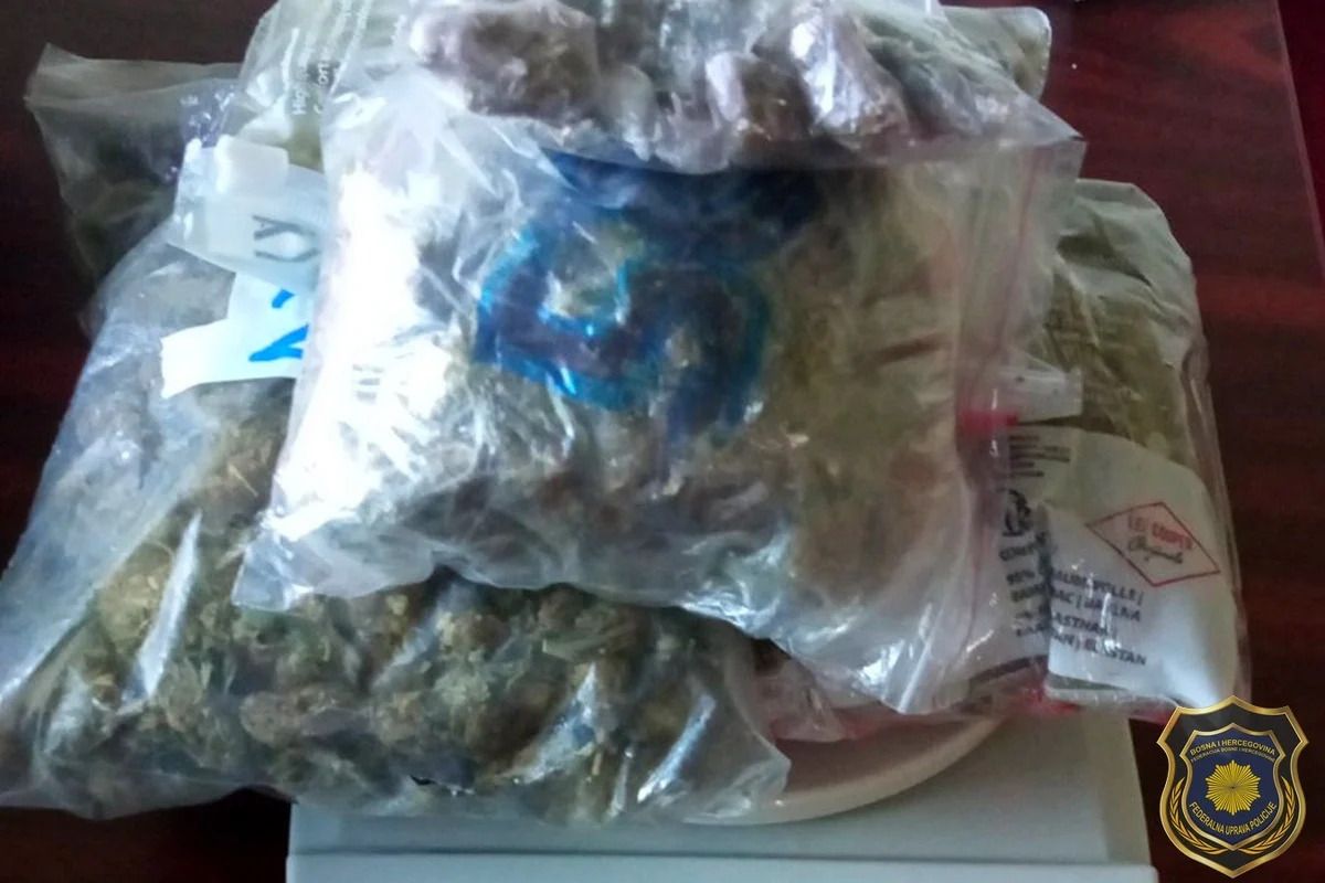 U sklopu navedenih aktivnosti, pronađena je i oduzeta određena količina materije koja svojim izgledom i karakreristikama asocira na opojne droge "Cannabis" i "Amfetamin"