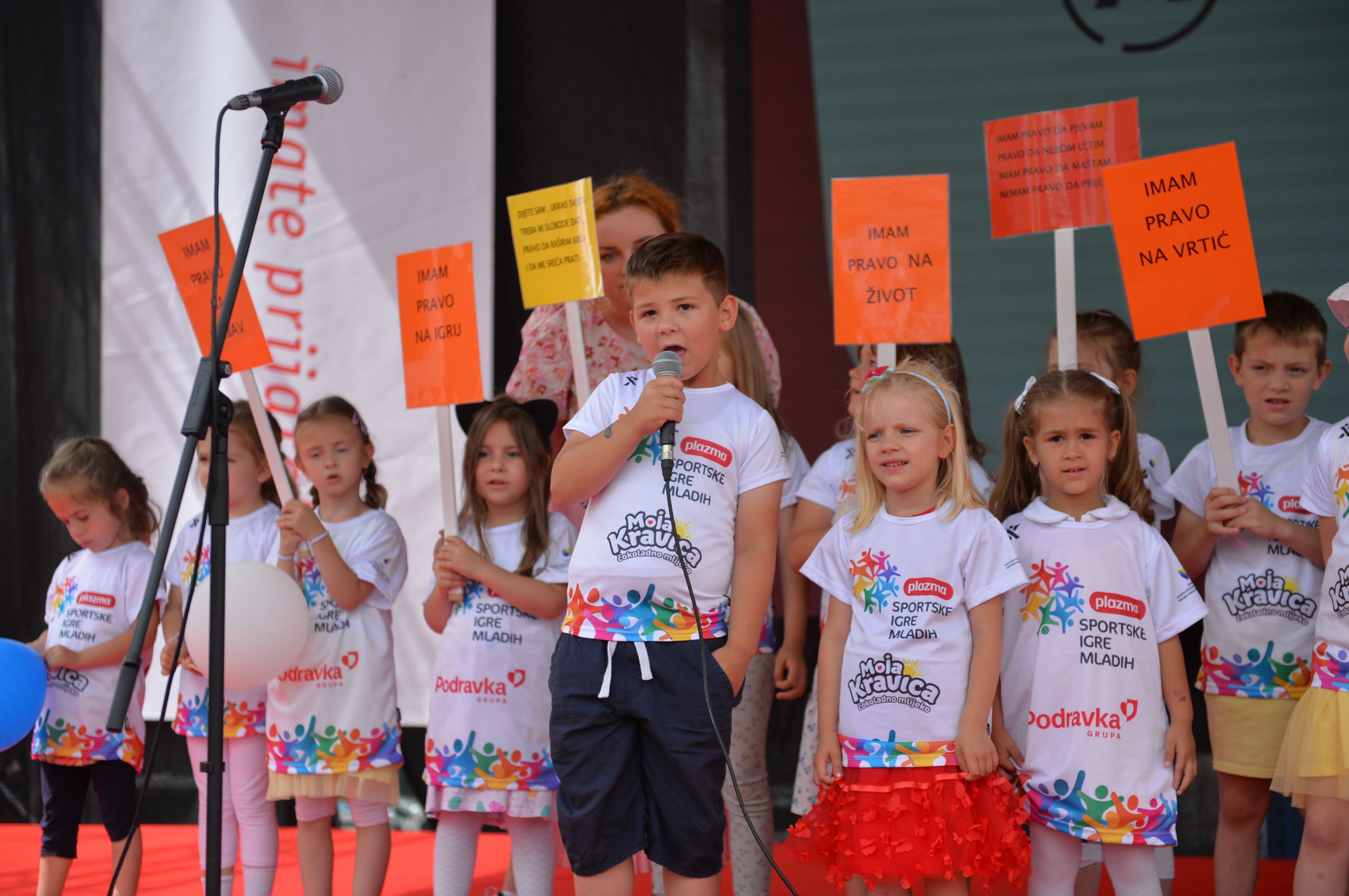 Mladi su uživali uz igru, zabavi i plesu, a energičnim hitovima navijačku atmosferu na otvaranju zagrijao je pjevač Amel Ćurić.