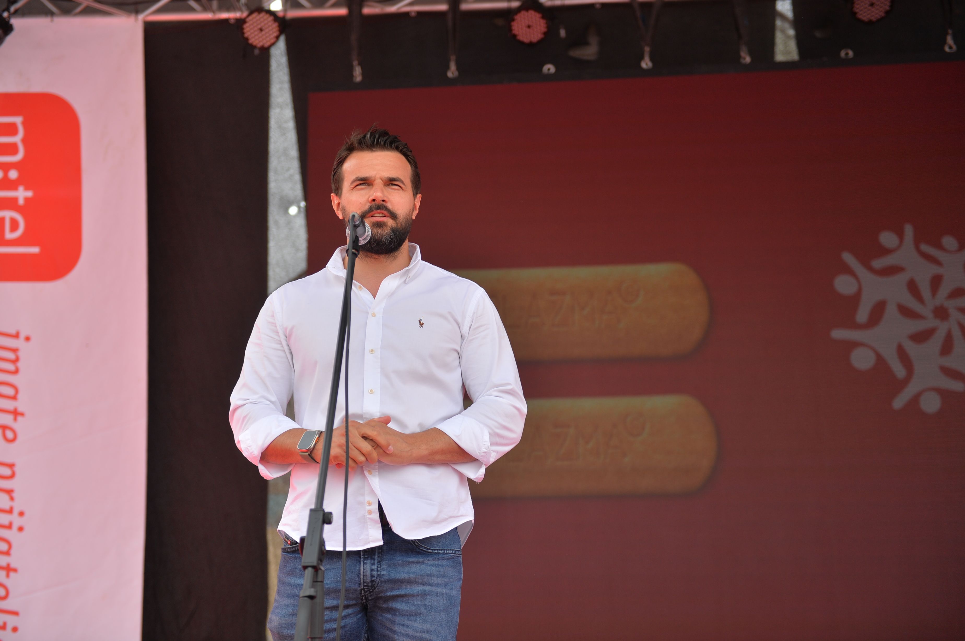 Mladi su uživali uz igru, zabavi i plesu, a energičnim hitovima navijačku atmosferu na otvaranju zagrijao je pjevač Amel Ćurić.