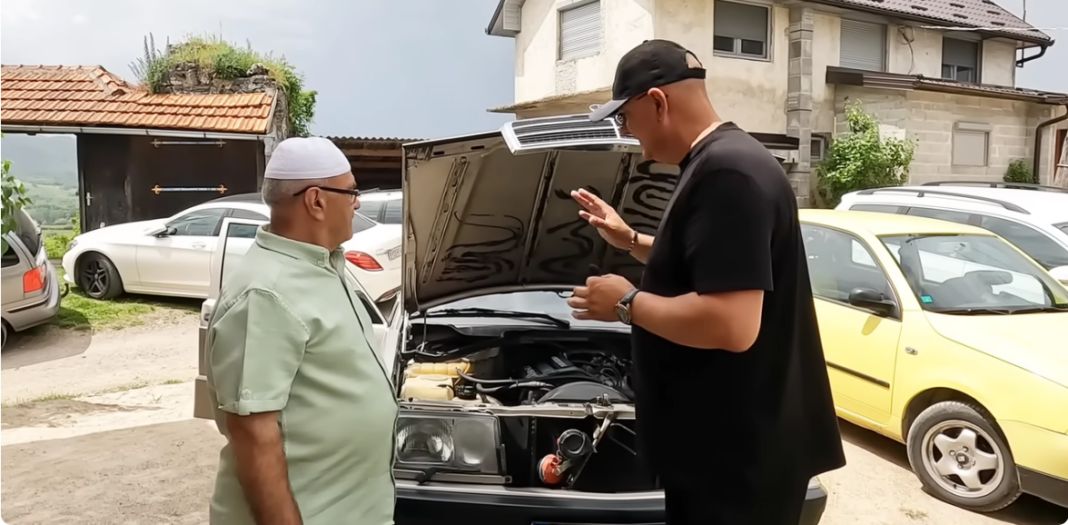 Ovaj 40-godišnji automobil, kojeg Emir ljubomorno čuva već dugi niz godina, postao je predmet interesovanja mnogih kolekcionara i ljubitelja starinskih vozila širom Evrope