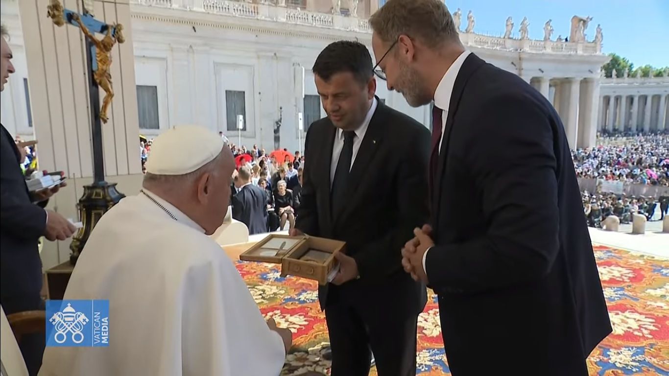Zajedno s ministrom Hurtićem današnjoj audijenciji je prisustvovao i ambasador Bosne i Hercegovine u Vatikanu Igor Žontar
