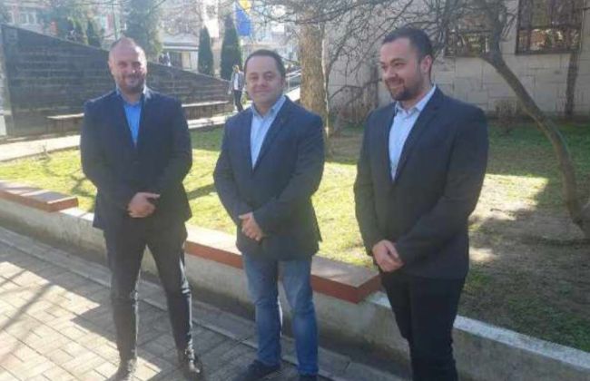 Tvrde kako neadekvatno rukovođenje strankom od strane nekoliko pojedinaca traje već godinama