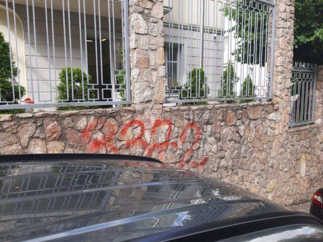 Na ambasadama Mađarske i Slovačke ispisani grafiti sa brojem ubijenih u Srebrenici