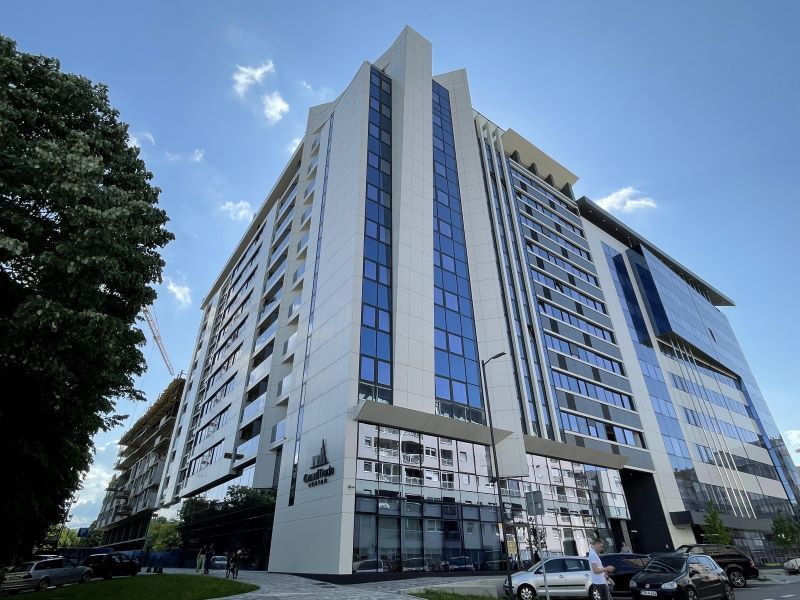 On je tada za 17.020 kvadrata poslovnog prostora tražio 84.249.000 KM bez PDV-a, odnosno 4.950 KM po kvadratnom metru. Sa PDV-om objekat je trebalo da košta 98,5 miliona KM