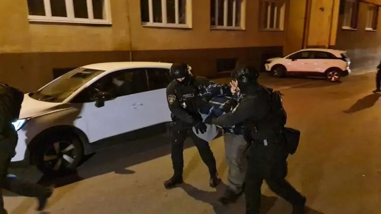 O ovome je obaviješten dežurni tužilac Kantonalnog tužilaštva Kantona Sarajevo, a uhapšeni su predati u prostorije za zadržavanje osoba lišenih slobode