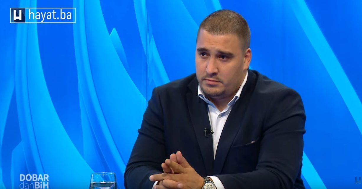 Ističe da je ministar Delić poznat po tome da burno reaguje na svaku vrstu kritike upućenu njemu, njegovom rješenju, njegovoj ideji.