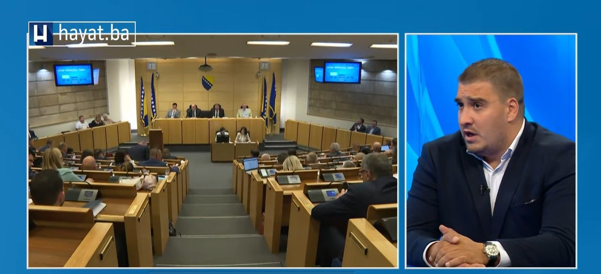 Ističe da je ministar Delić poznat po tome da burno reaguje na svaku vrstu kritike upućenu njemu, njegovom rješenju, njegovoj ideji.