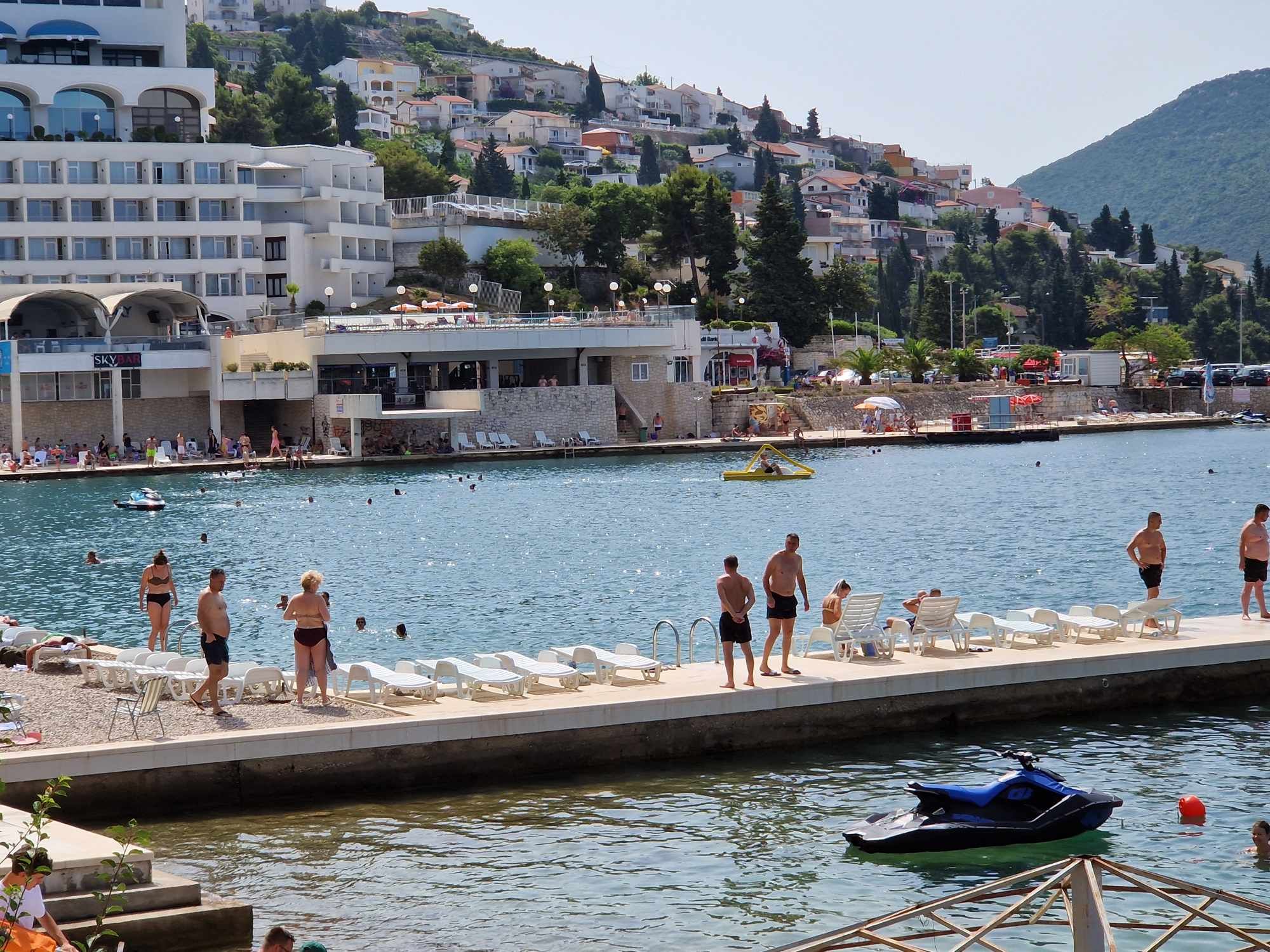 Već u jutarnjim satima stotine kupača su se osvježile u Jadranu                           