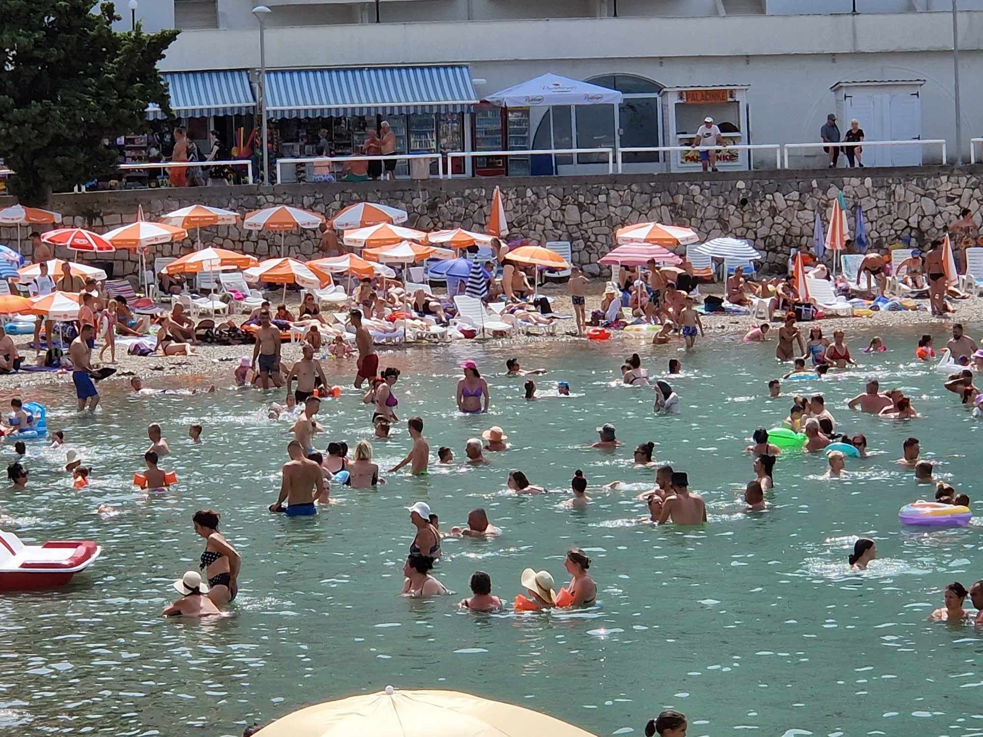 Već u jutarnjim satima stotine kupača su se osvježile u Jadranu                           