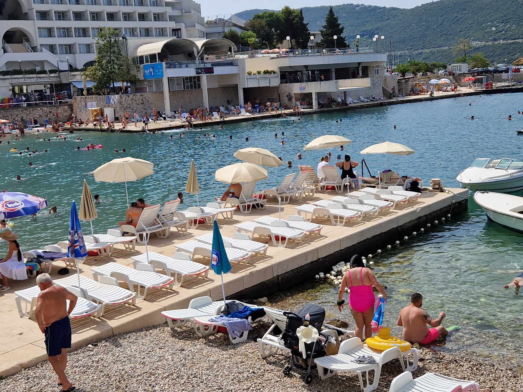 Već u jutarnjim satima stotine kupača su se osvježile u Jadranu                           