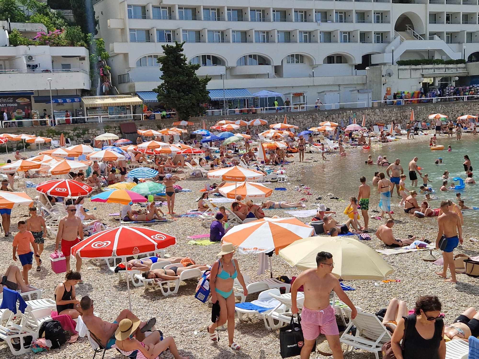 Već u jutarnjim satima stotine kupača su se osvježile u Jadranu                           