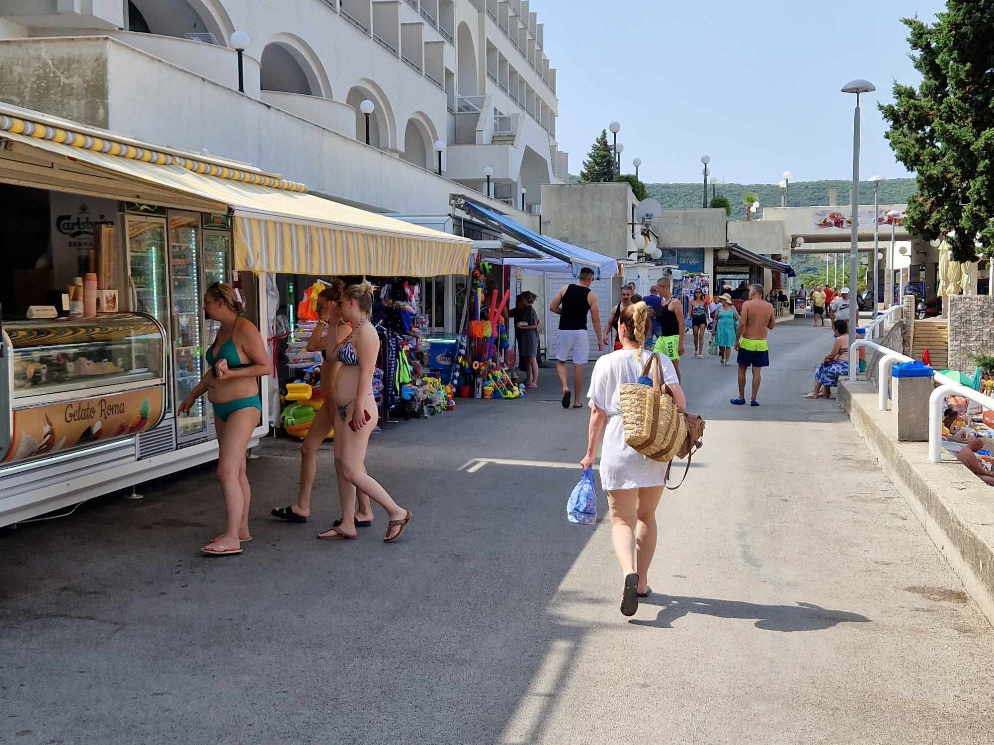 Već u jutarnjim satima stotine kupača su se osvježile u Jadranu                           
