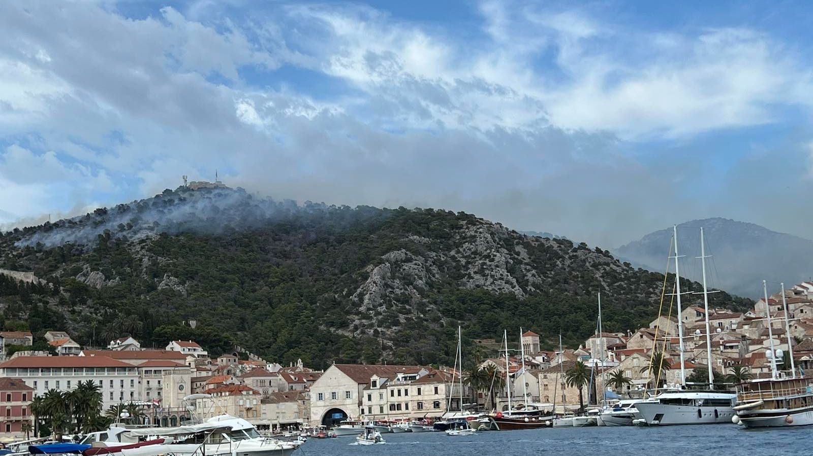 U gašenju učestvuju svi gasitelji s otoka, njih 60-tak sa deset vozila, navode iz DVD-a Hvar