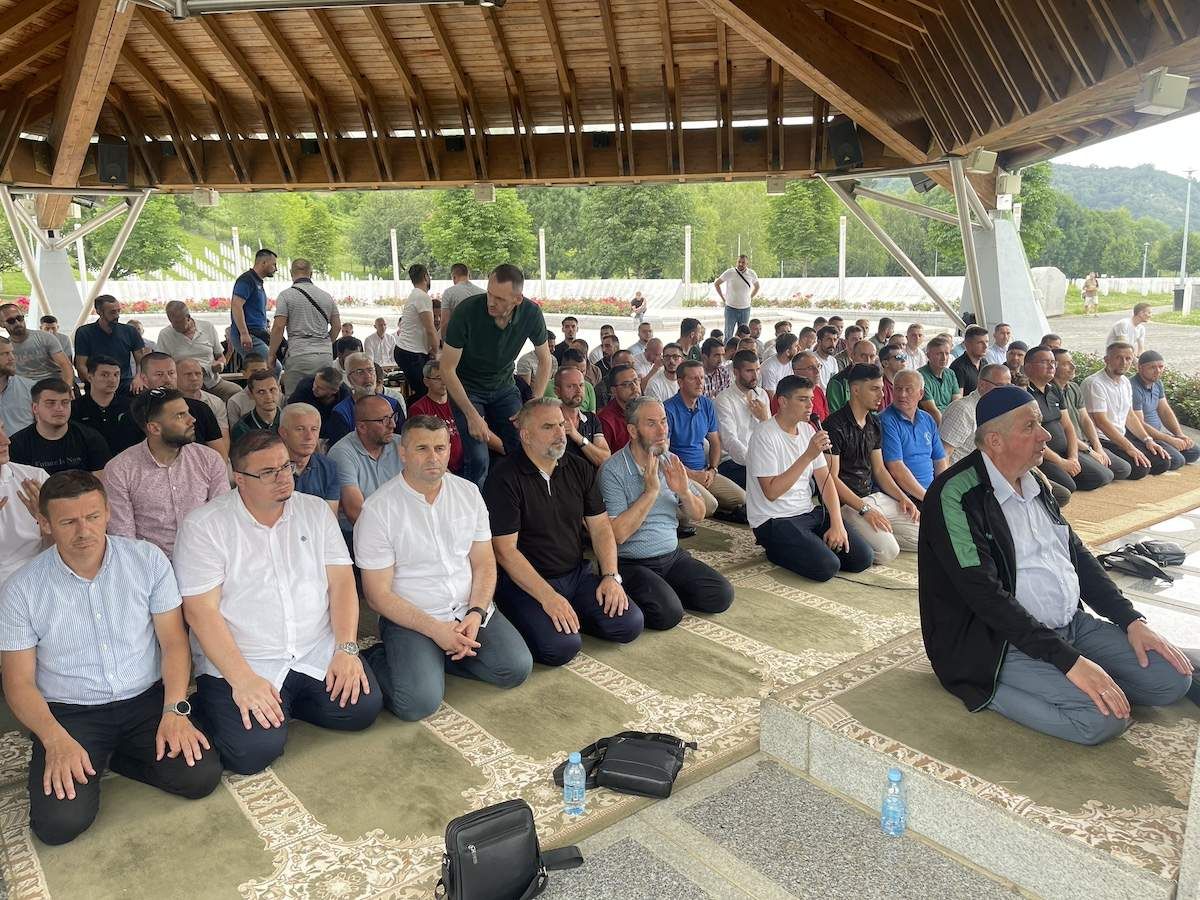 Imami posjetili memorijalne centre i odali počast šehidima