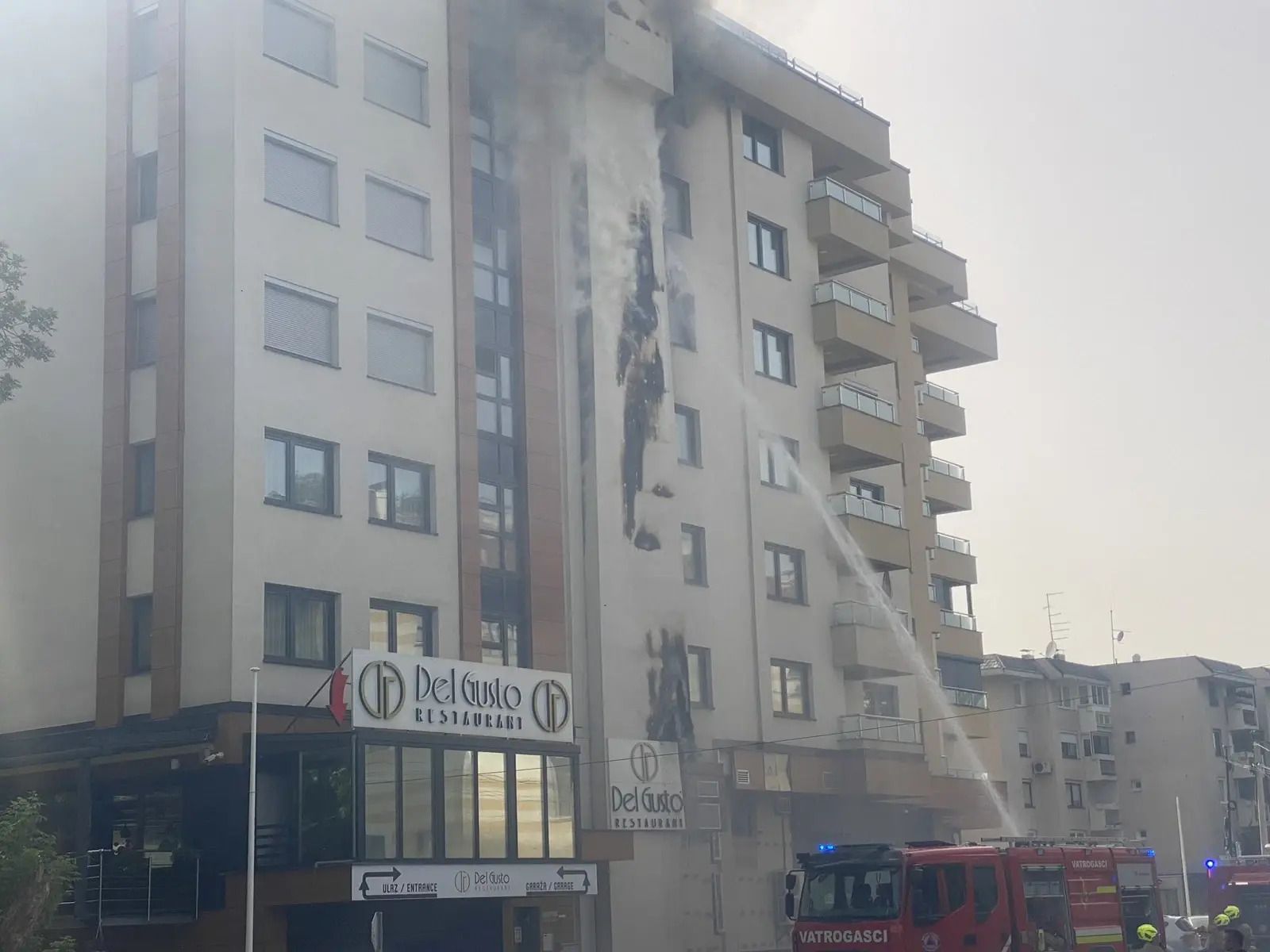 Do požara je došlo na ventilacionom dimnjaku restorana "Delgusto", koji se zatim proširio na vanjski dio fasade zgrade "Panamera
