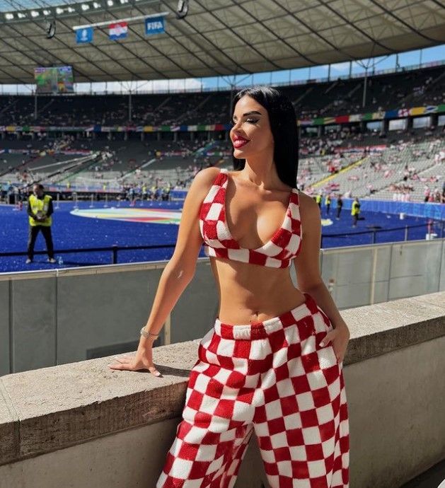 Ja sam u Njemačkoj, blijeda kao nikad u junu, preskačem teretanu, napisala je Knoll
