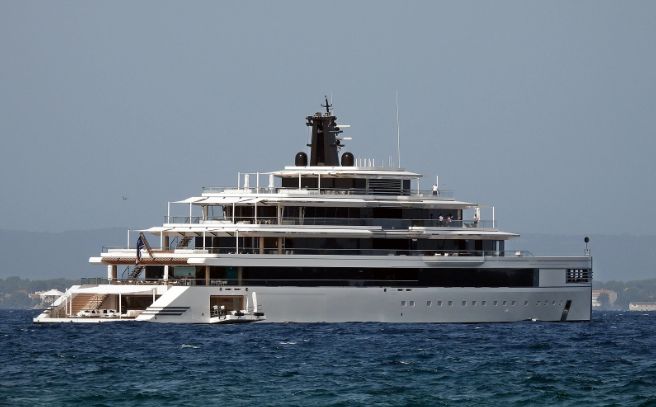 Osim košarkaškog igrališta i drugih sadržaja, brod ima i helikopter te nekoliko glisera.